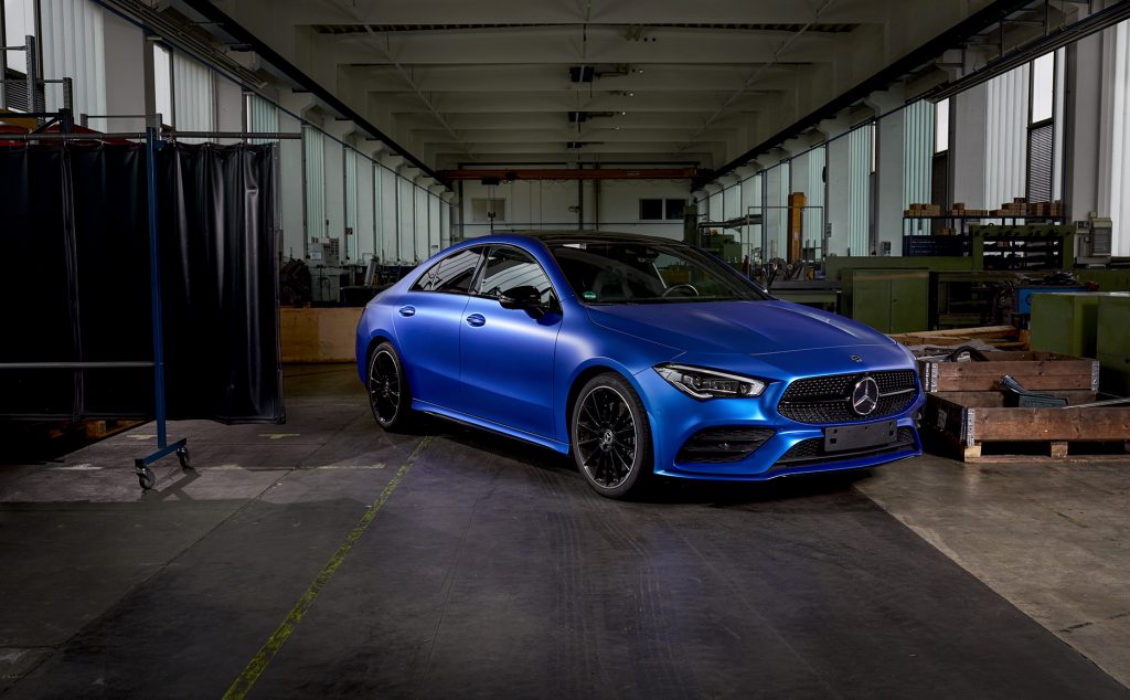 PWF Folie Matt Anodized Dark Blue auf Mercedes in Werkstatt