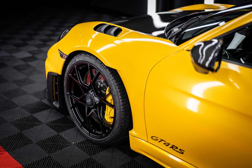 Saffron Yellow foliert auf Porsche GT4