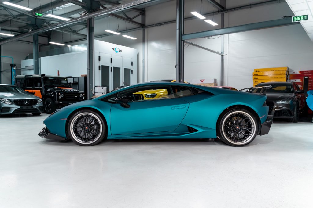 Lamborghini in der Car Wrapping Folie Intense Matt Petrolhead
