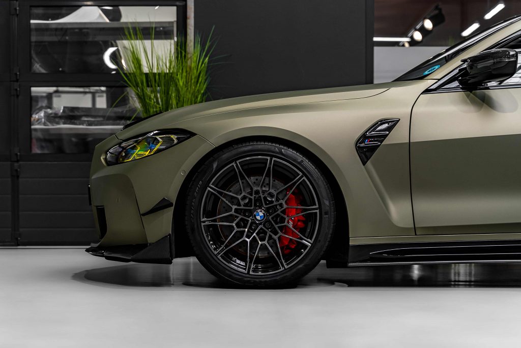 BMW M4 foliert mit der Car Wrapping Farbe Intense Matt Sandstorm