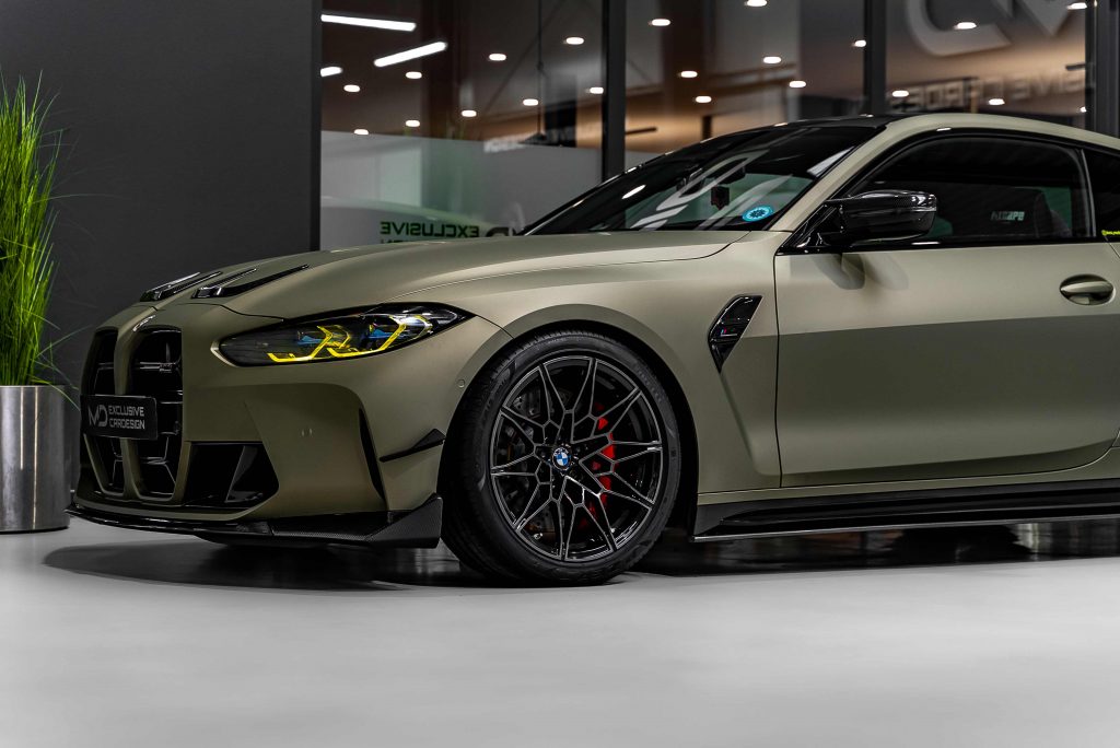 BMW M4 foliert mit der Car Wrapping Farbe Intense Matt Sandstorm