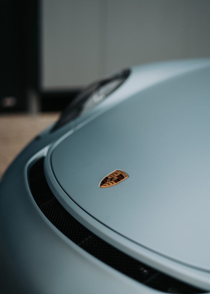 Detailbild eines Porsches mit der Folie Matt Silver Fox