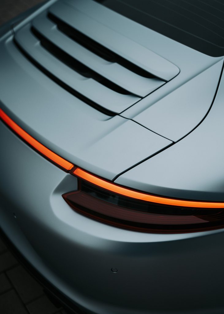 Ein Detailbild eines Porsches. Foliert wurde das Fahrzeug mit der Car wrapping Farbe Matt Silver Fox