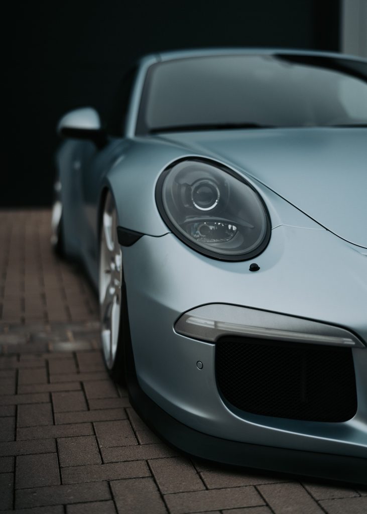 Detailbild eines Porsches mit der Farbe Matt Silver Fox