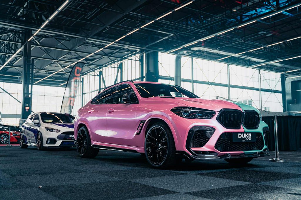 BMW foliert mit der Car Wrapping Farbe Pink Cadillac