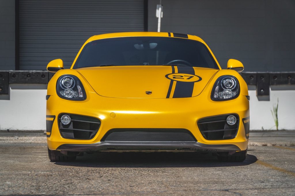 Porsche mit Folierung Matt Sunflower