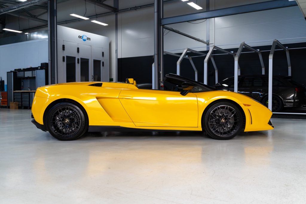 Lamborghini mit Folierung Saffron Yellow
