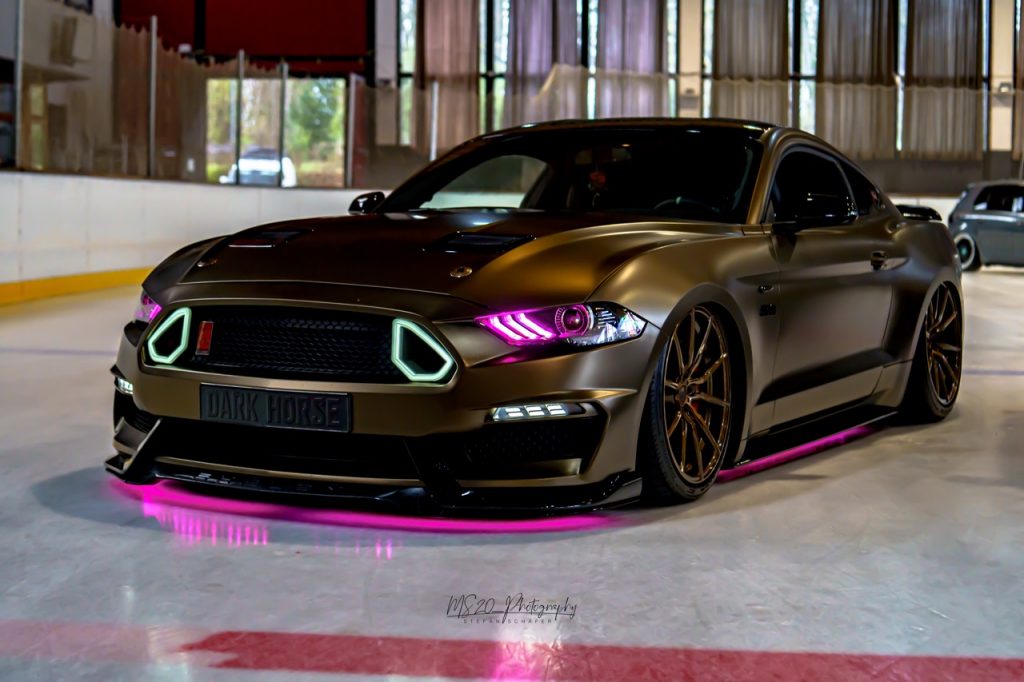 Mustang mit Folierung Matt Bond Gold