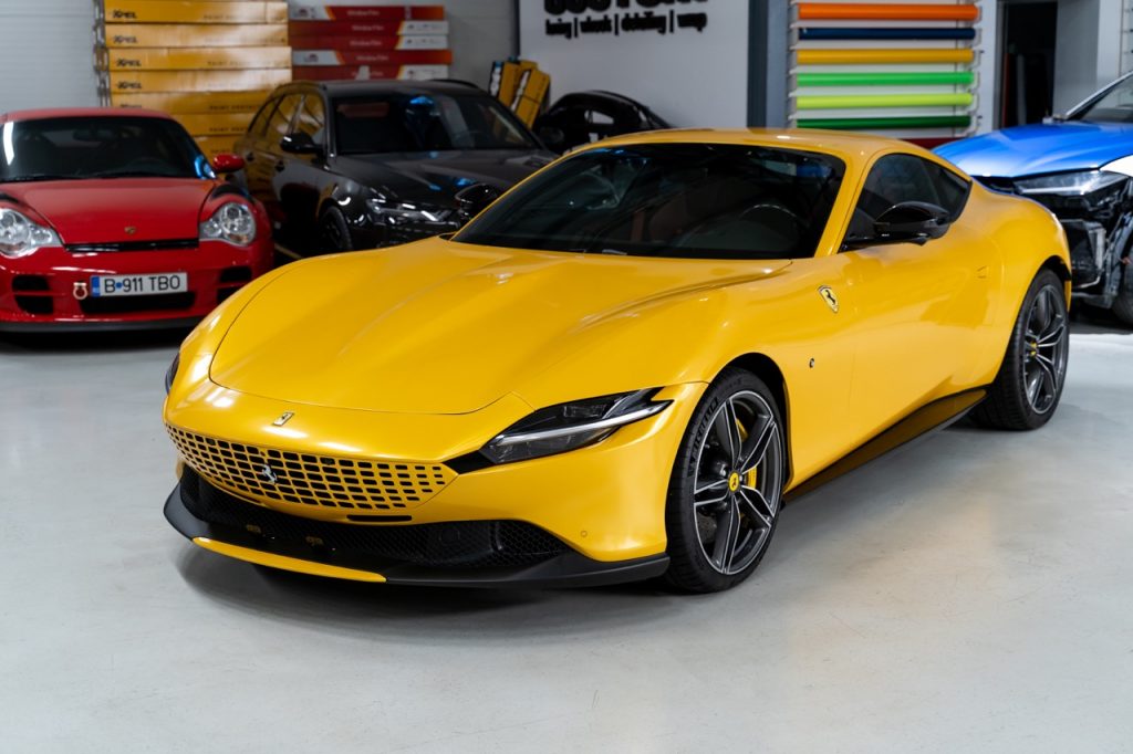 Ferrari mit Folierung Saffron Yellow