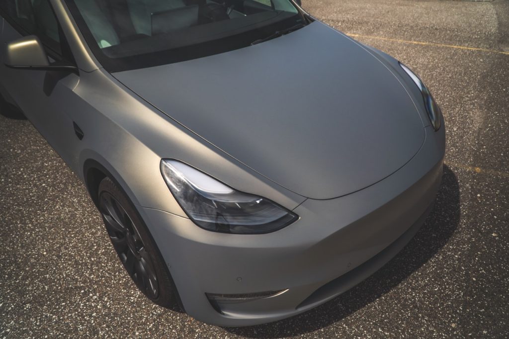 Tesla mit Car Wrapping Folie Matt Future Military