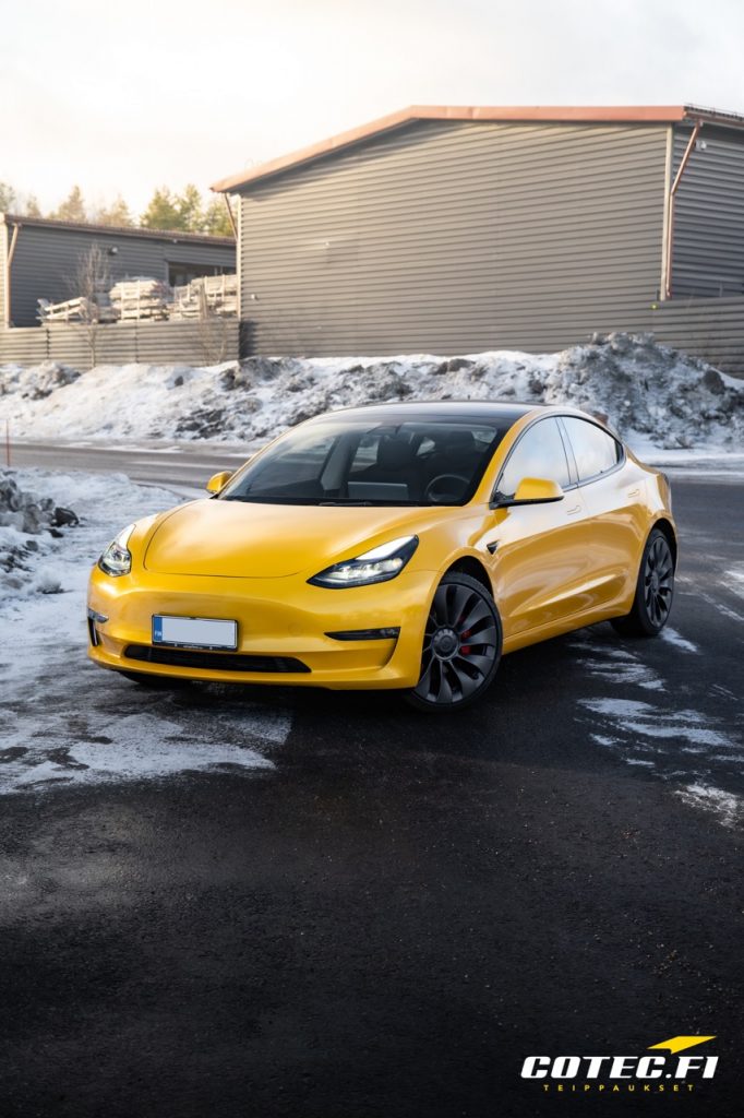 Tesla mit Folierung Saffron Yellow