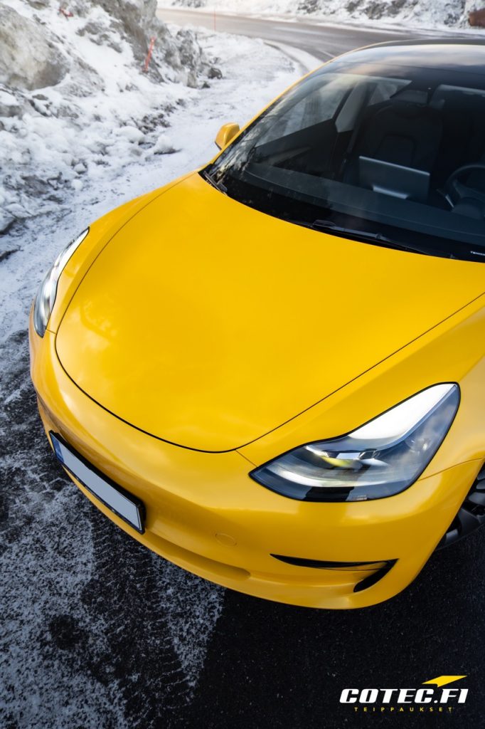 Tesla mit Folierung Saffron Yellow