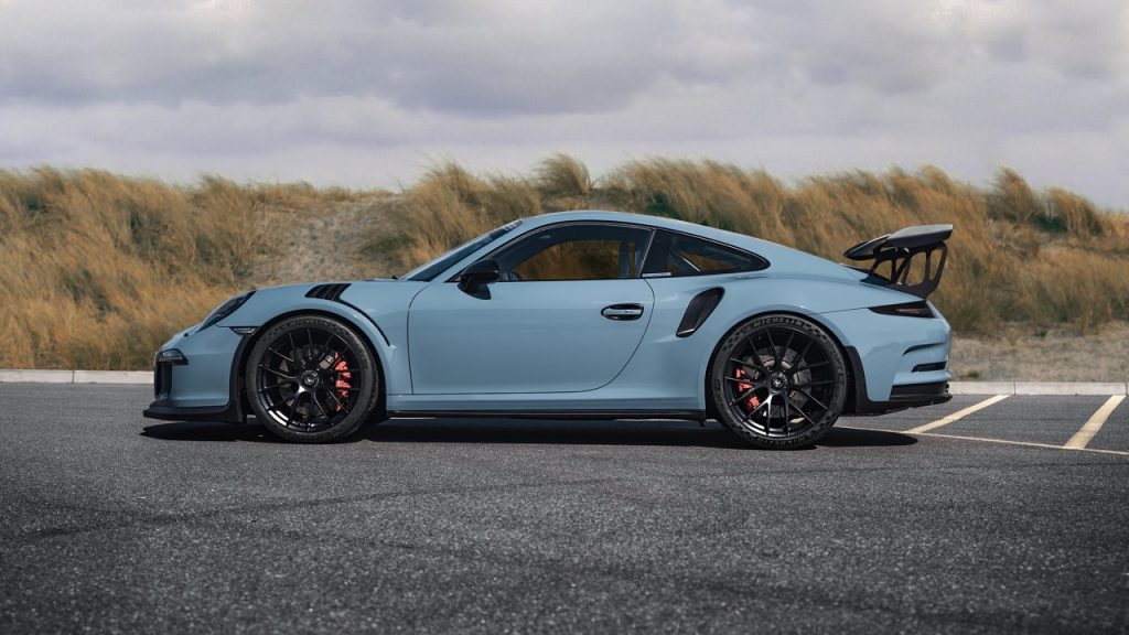 Porsche vor Dünen mit der Car Wrapping Folie Makalu Blue