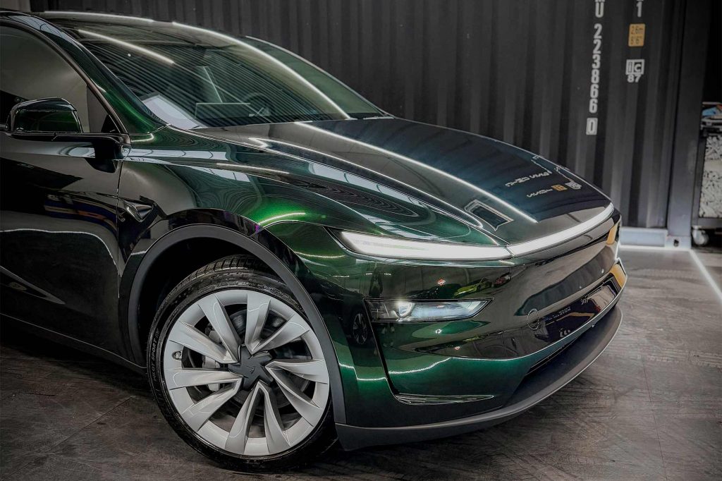 Tesla foliert mit der PWF PERFORMANCE Farbe Black Forest Green