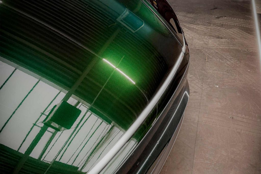 Tesla foliert mit der PWF PERFORMANCE Farbe Black Forest Green