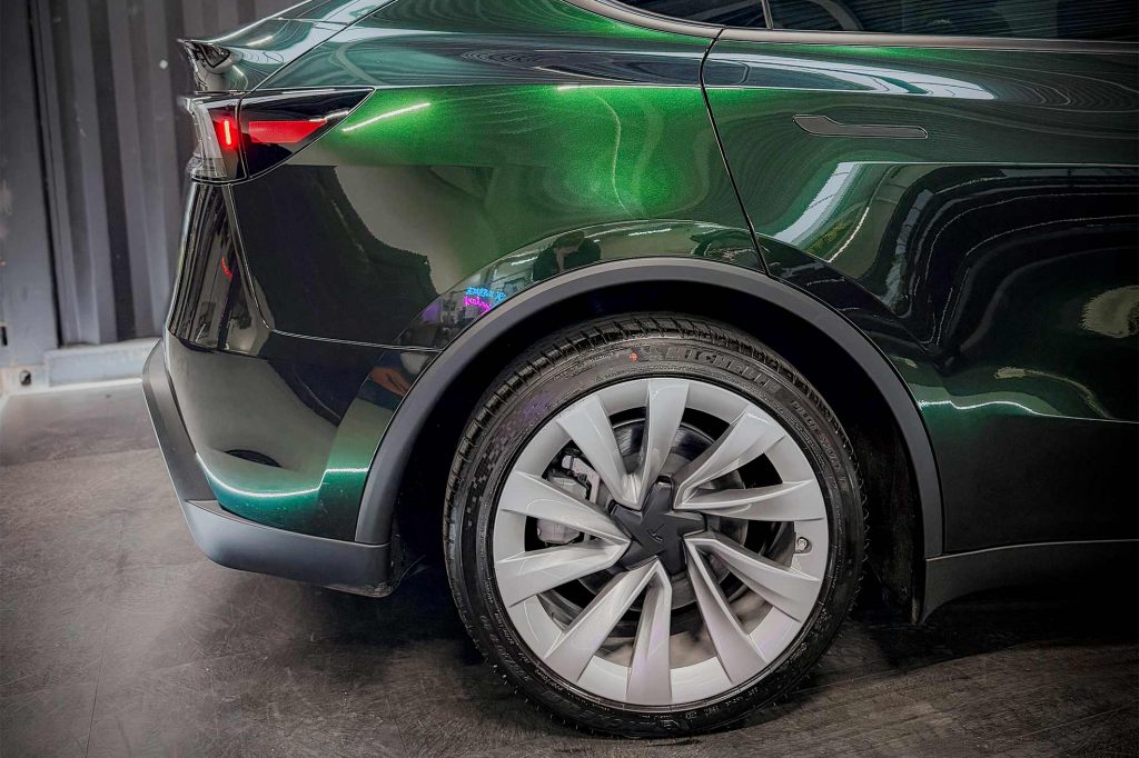 Tesla foliert mit der PWF PERFORMANCE Farbe Black Forest Green