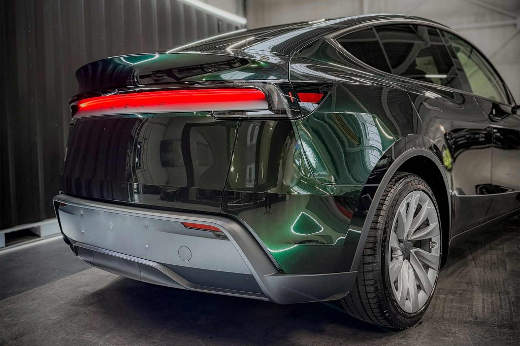 Tesla foliert mit der PWF PERFORMANCE Farbe Black Forest Green