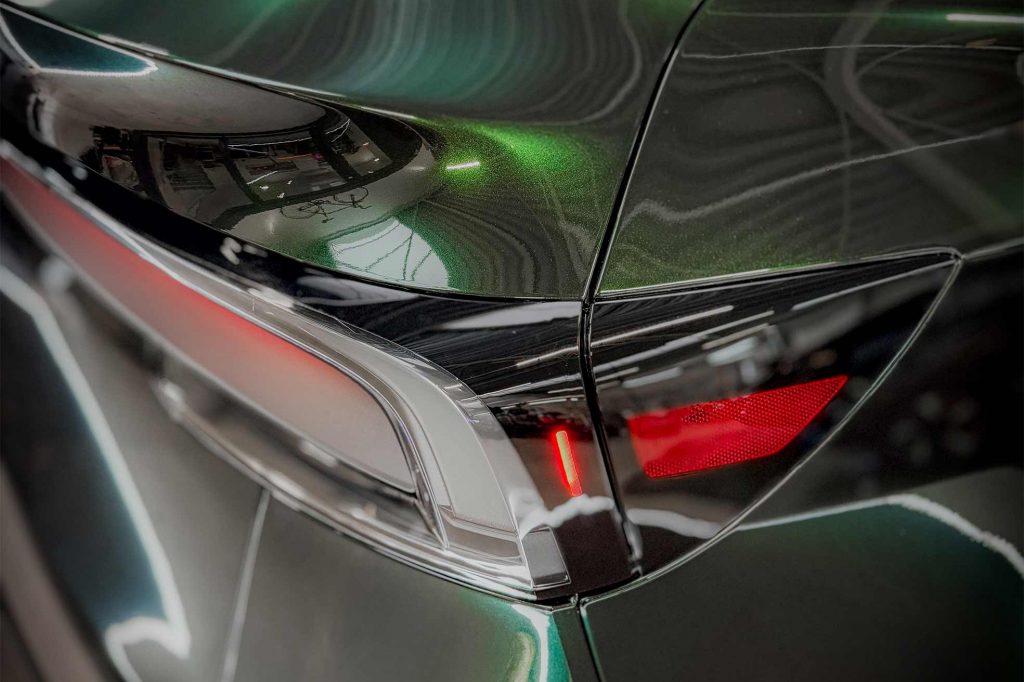 Tesla foliert mit der PWF PERFORMANCE Farbe Black Forest Green