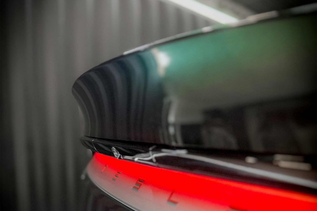 Tesla foliert mit der PWF PERFORMANCE Farbe Black Forest Green