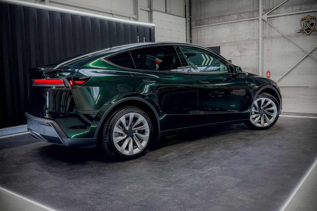 Tesla foliert mit der PWF PERFORMANCE Farbe Black Forest Green