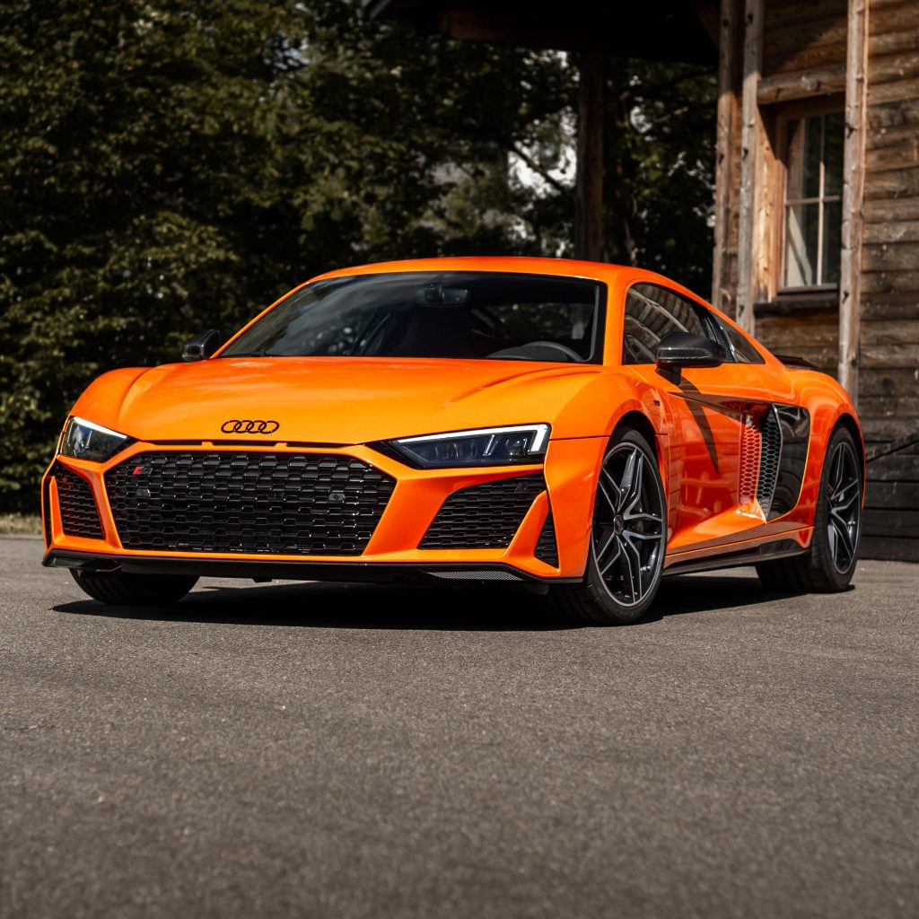Seitenansicht eines Audi R8 V10, foliert mit der Exclusive Line Punisher Orange
