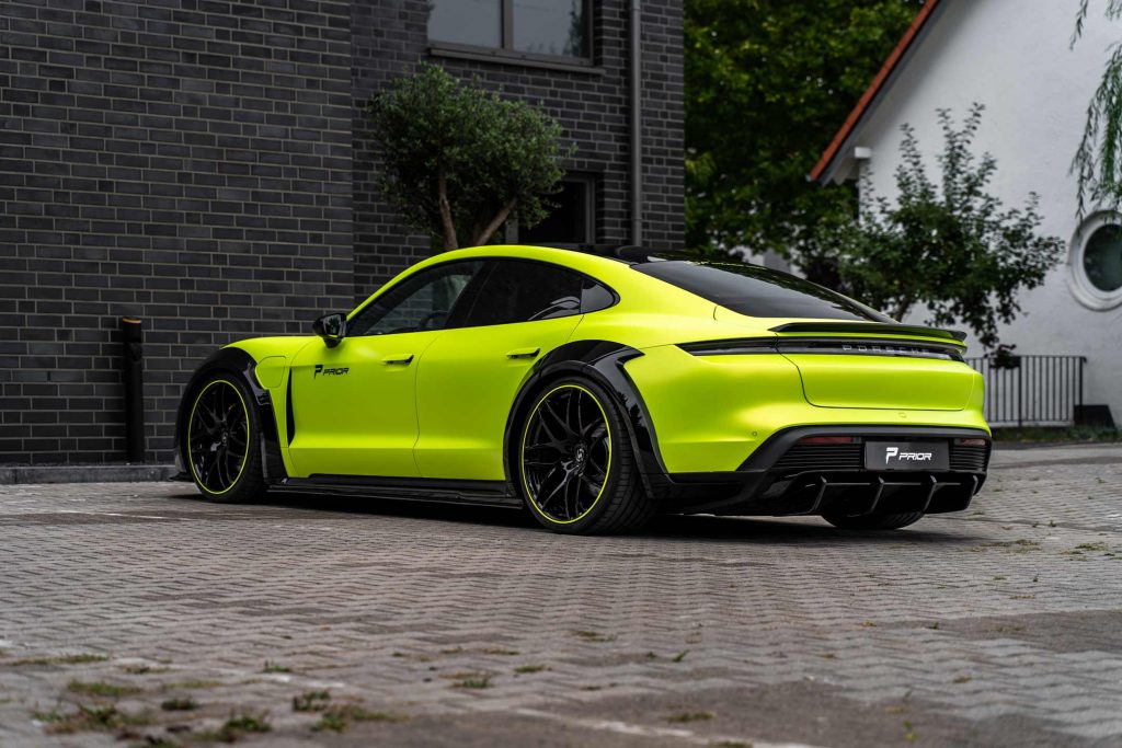 Porsche vor Backsteinhaus in der Farbe Matt Lizard Lime