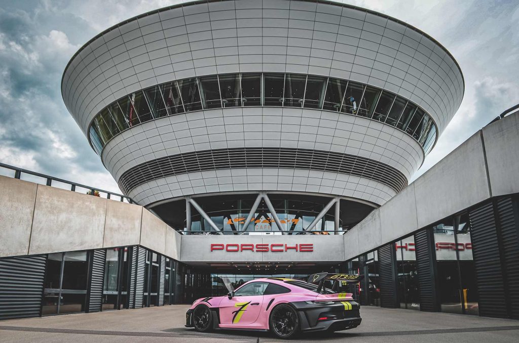 Porsche foliert mit Pink Cadillac und Obsidian Black + Atomic Lime