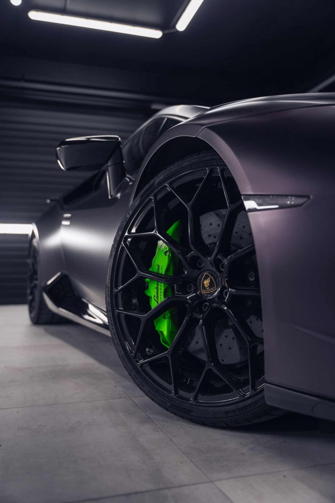 Lamborghini foliert mit der Car Wrapping Farbe Matt Midnight Purple