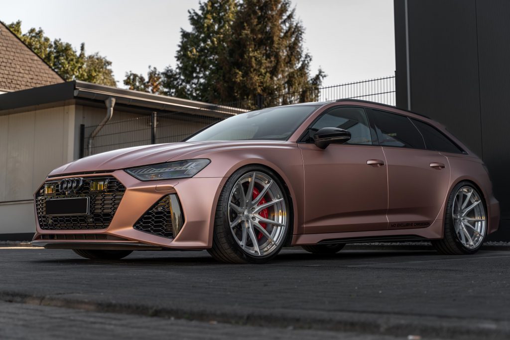 Auto der Marke Audi in der Farbe Matt Royal Rose