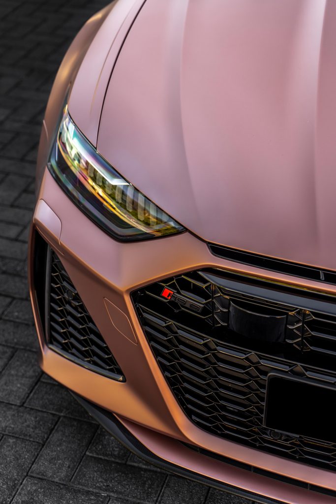 Auto der Marke Audi in der Farbe Matt Royal Rose