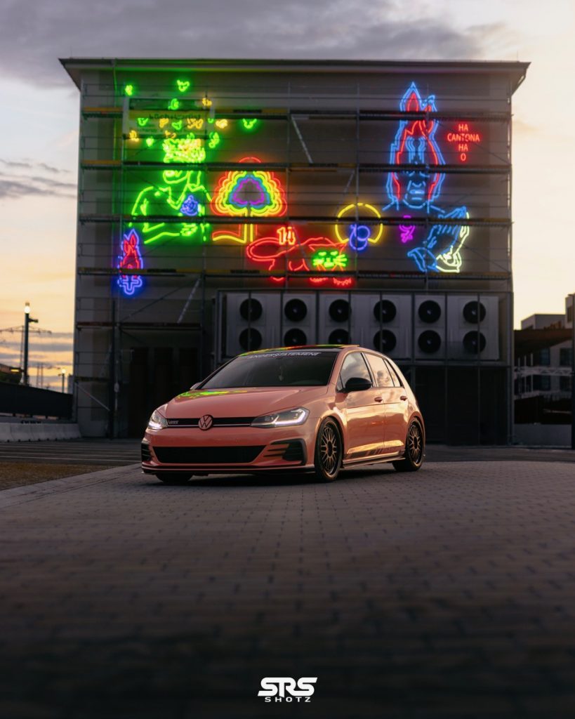 VW mit der Farbe Perfect Peach foliert